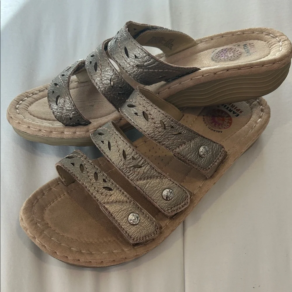 Earth Spirit Gold Tone Leather Slide Sandals Size 8 - Picture 2 of 5